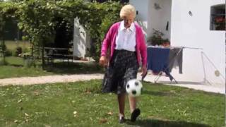 Incredibile Mia nonna è da pallone doro [upl. by Assed]