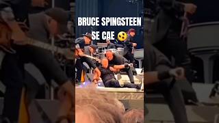 Bruce Spingsteen cae pero se levanta como un grande 🎸⭐️ brucespringsteen bornintheusa rock live [upl. by Ax]