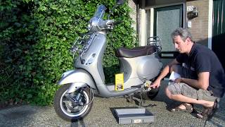 Vespa scooter olie verversen  vervangen [upl. by Gertruda]