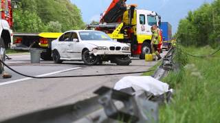 Walgauautobahn Alkolenker kollidiert mit Lkw und kracht gegen Leitschiene [upl. by Eiralav]