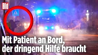 Irrer wirft in SilvesterNacht Feuerlöscher auf vorbeifahrenden Krankenwagen [upl. by Gan]