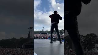 Vieilles Charrues  Lomepal fait chanter Carhaix lors de son show [upl. by Eibbed]