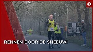 Witte nieuwjaarsloop in Stadskanaal rennen door de eerste sneeuwbui van 2024 [upl. by Theran]