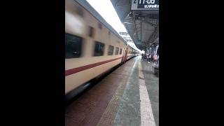 8 hours late running 18030 Shalimar  Howrah   Mumbai LTT express passes through Ambivli rainfan [upl. by Nylcsoj154]