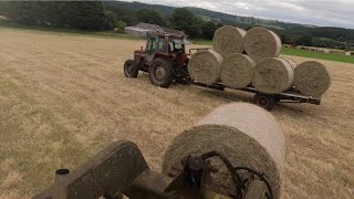 1958 loadall JCB loading round bales onto 1980’s Massey Ferguson and trailer [upl. by Sarnoff]