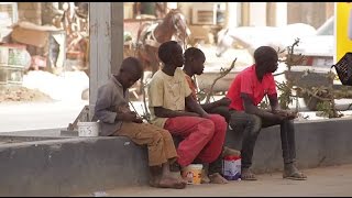 Sénégal  La mendicité des enfants talibés se professionnalise [upl. by Nivrehs]