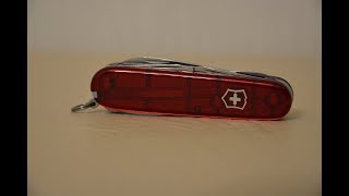 ОНЛАЙН ТРЕЙДРУ — Нож Victorinox 13703T CLIMBER 91 мм полупрозрачный красный [upl. by Janicki988]