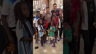 El Kun Agüero bailando en Doha Qatar con niños de Uganda [upl. by Milon]