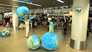 De Wereldreizigers op Schiphol [upl. by Biddie]