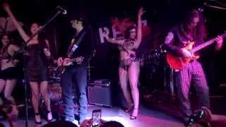 Eiza Gonzalez cantado Siente Mi Amor en la fiesta de estreno de From Dusk Till Dawn The Serie [upl. by Aneed27]