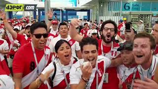 PERÚ 20 Australia Hinchas cantan quotOHH GARECA NO SE VAquot tras victoria peruana en SOCHI [upl. by Jegger]