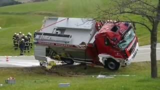 Feuerwehrfahrzeug verunglückt auf Einsatzfahrt [upl. by Eniaral]