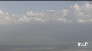 Tanzanie  sommet du Kilimandjaro dans les nuages [upl. by Atiana]