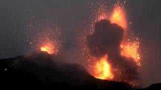 Stromboli  explosions et coulée de lave [upl. by Wernher154]