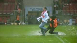 Polska  Anglia Kibice uciekają stewardom  Stewards vs fans diving on the pitch funny [upl. by Sokairyk559]