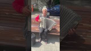 Nevăzător Canta la Acordeon foarte frumos 🪗 [upl. by Nireil518]