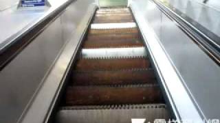 Wooden Escalator 倫敦地鐵Greenford站 木製扶手電梯 [upl. by Handbook891]