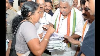 Janasamparka Paripadi 2013 Pathanamthitta Oommen Chandy giving helping hands to poor [upl. by Manfred]