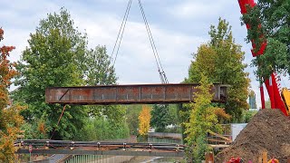 50 Tonnen Kran hebt alte Eisenbahnbrücke Baujahr 1936 [upl. by Noakes]