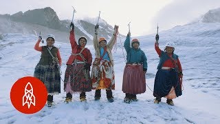 Las cholitas de Bolivia que escalan montañas en faldas [upl. by Acinorahs]