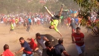 Toro de La Vega lanza a un hombre por los aires [upl. by Ahsinev]