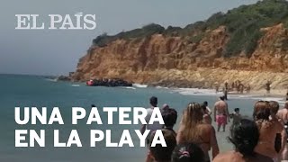 Una patera llega a una playa gaditana llena de BAÑISTAS [upl. by Alim]