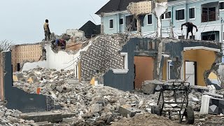 🙆🙆🙆😰😰😰😭😭😭 Happening right now in Enugu state an Anambra mans property BRICK LOUNGE DEMOLISHED [upl. by Acinom]