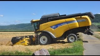 Mähdrescher New Holland CX 8070 bei der Gerstenerntegigantic machine [upl. by Eseela]