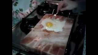 Himalayan salt block recipes  Cooking an egg on the himalayan salt block [upl. by Elehcim]