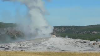 Geysir Old Faithful dampft im Yellowstone Nationalpark [upl. by Ahsitneuq]