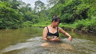 Encounter with a school of TERRIBLE FISH  Catches Fish in Flood Season  Living Alone Off the Grid [upl. by Ariajaj204]