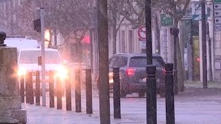 Des flocons tombent sur Alençon en Normandie [upl. by Nikolaus873]