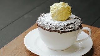 Bolo de caneca de chocolate prático e delicioso [upl. by Ydissak]