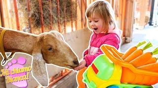 Bianca va nella fattoria per bambini Video con gli animali per bambini Vlog di bambini in italiano [upl. by Faustena]