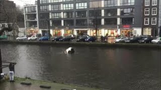 Video Zo redden vier mannen een vrouw en kind uit de gracht [upl. by Ransome]