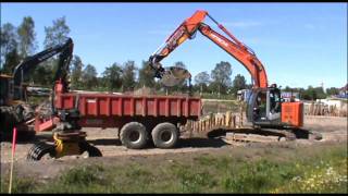 Hitachi Zaxis 225 US with OilQuick loading JCB Fastrac 3200 with Bigab Hooklift trailer [upl. by Amaryl831]