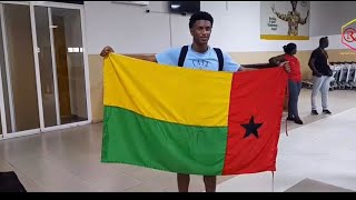 O futebolística de Barcelona Alexandro Baldé encontrase na GuinéBissau para uma visita [upl. by Arahsit72]