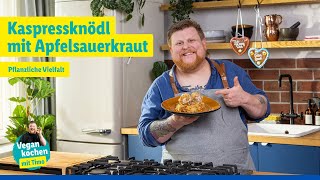 Vegan kochen mit Timo Kaspressknödl mit Apfelsauerkraut [upl. by Iyre414]