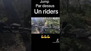 Énorme Jump par dessus un rider avec un vttae [upl. by Marr]