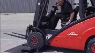 Linde Hydrostatic Lift Truck vs Toyota Torque Converter Forklift [upl. by Eenor]