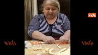 Come fare le orecchiette lirresistibile tutorial di Nonna Nunzia [upl. by Stephenson]