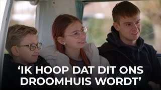 Gezin is dolblij met droomhuis  Kinderen kopen een huis [upl. by Isdnyl587]