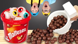 Maltesers Chocolate Egg Mukbang 대왕 몰티져스 먹방 COMY VLOG 코미 브이로그 [upl. by Leamhsi296]