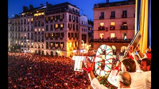 Fêtes de Bayonne 2022  le lancer de clés depuis le balcon de la mairie [upl. by Oek86]