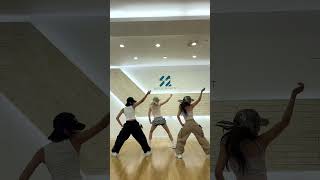 전소미 선배님과 마주친 순간 fly high🦋 KISSOFLIFE JULIE NATTY JEONSOMI Sticky StickyChallenge Shorts [upl. by Cirdet]