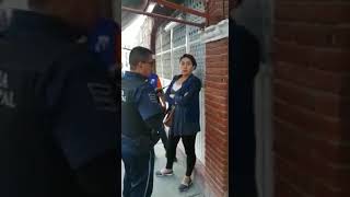 fardera se saca las cosas robadas y ataca a guardia [upl. by Kacy]