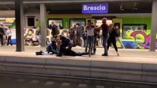 Lite nella stazione di Brescia tre identificati dalla polizia [upl. by Sibelle]