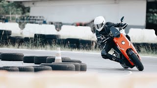 Electric Motorcycle on track  Zapp i300 Carbon Launch Edition Zapp CCO tests performance city bike [upl. by Abbie]