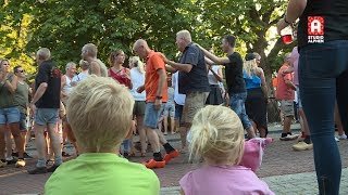 Levend stoelendans op klompen tijdens Zomerfeesten in Aarlanderveen [upl. by Alim]