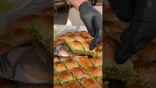 Antep baklavası nasıl yenir  shortvideo [upl. by Oelak]